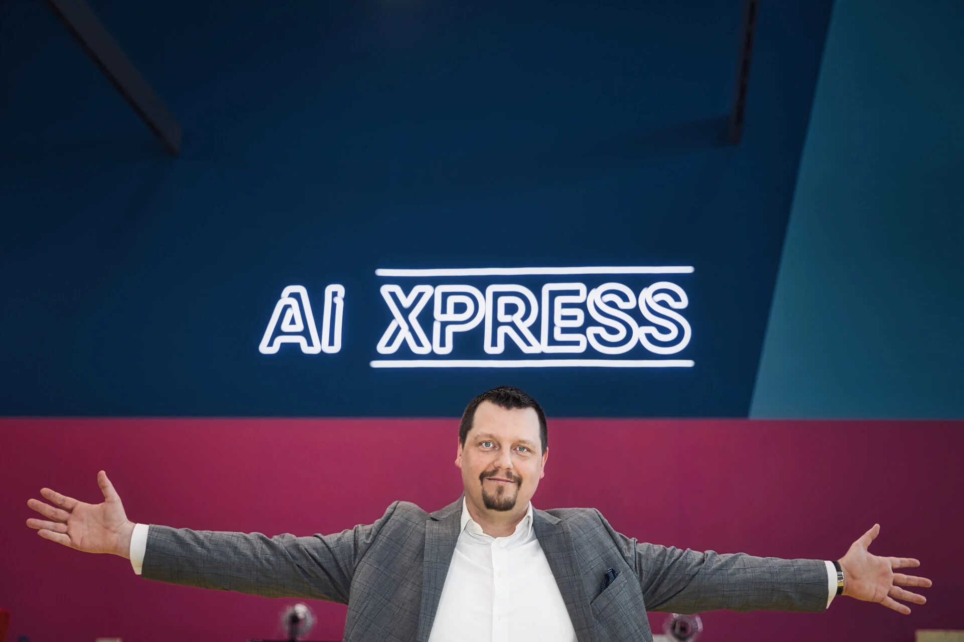 Martin Jäger, Experte für Mitarbeitergewinnung und Leadership, begrüßt Sie mit offenen Armen im AI Xpress, dem kreativen Hotspot für den Austausch und die Entwicklung im Bereich Künstliche Intelligenz. Treten Sie ein in eine Welt, in der Innovation und Zusammenarbeit auf dem KI Roundtable lebendig werden.