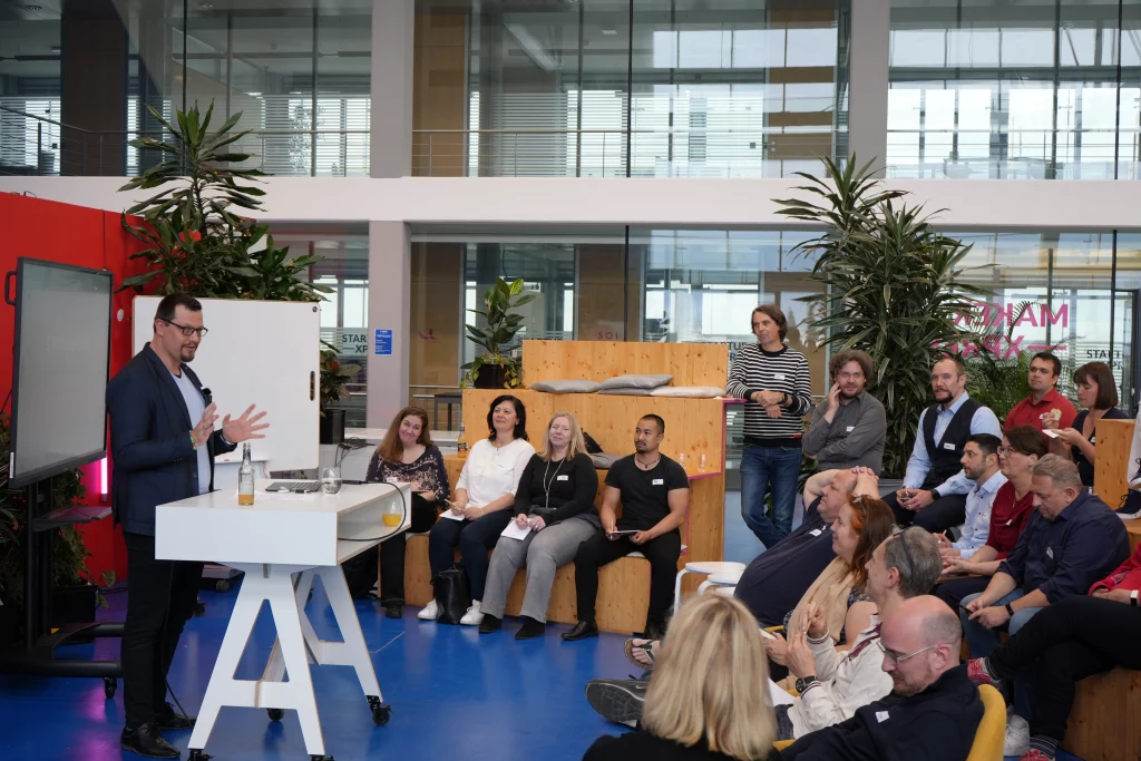 Martin Jäger hält Vortrag vor einer Gruppe von Teilnehmern beim KI Roundtable #3 in Böblingen.