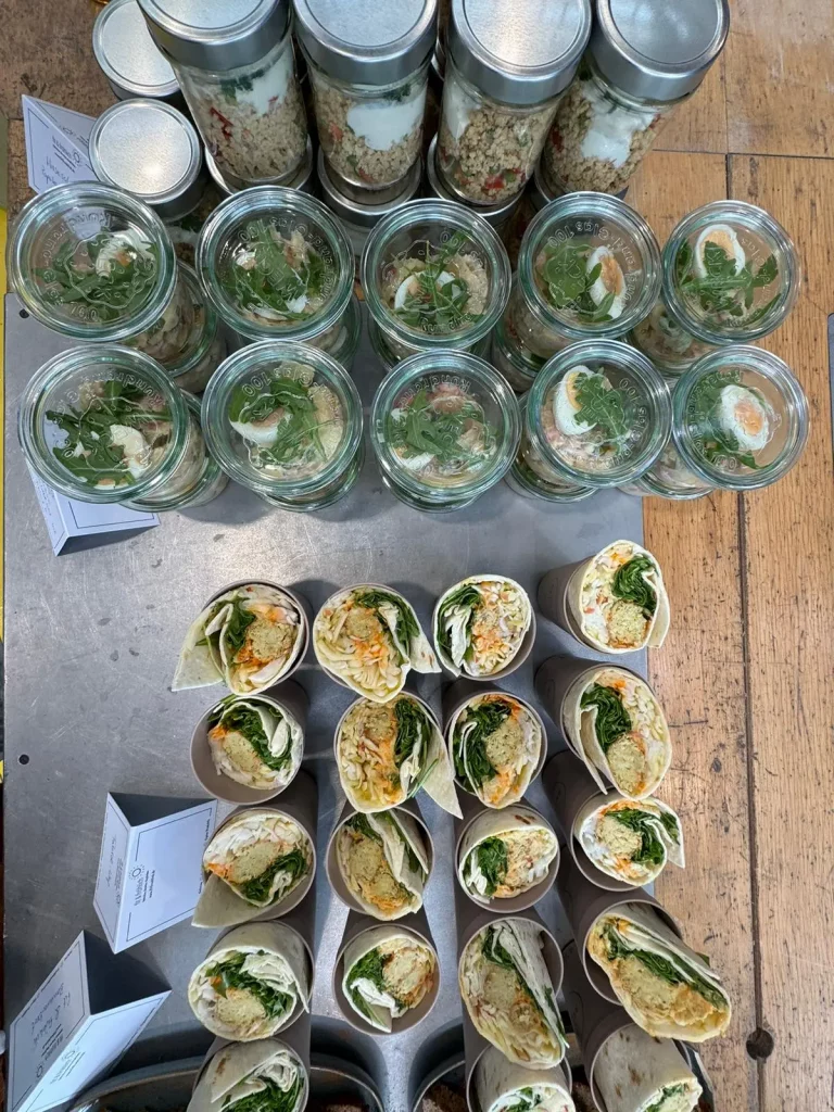 Buffet mit verschiedenen Wraps und frischen Salaten in Gläsern beim KI Roundtable am 27. Mai 2024, zubereitet von Tim Rühle von der Firma Fit und Fröhlich aus Herrenberg.